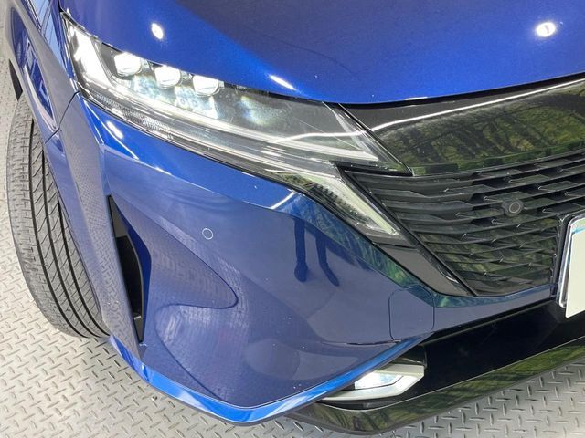 【LEDヘッドライト】悪天候や夜間走行時も良好な視界を確保し安心して運転できる高輝度LEDヘッドライトを装備！点灯速度が早く、消費電力も抑えられています。