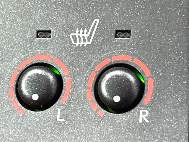 【シートヒーター】寒い日に重宝するシートヒーター！エアコンより早く温まってくれるので寒がりの人も安心ですね♪エアコンの温風は乾燥するから苦手、という方にもをおすすめです。