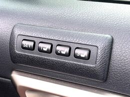 【メモリー機能付きパワーシート】ドライバーごとに設定したシート位置を記憶して、ボタン一つで切り替えできる便利な機能！運転する方が複数名いらっしゃるご家庭におすすめです♪