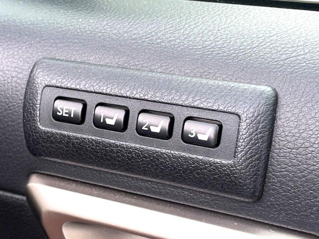 【メモリー機能付きパワーシート】ドライバーごとに設定したシート位置を記憶して、ボタン一つで切り替えできる便利な機能！運転する方が複数名いらっしゃるご家庭におすすめです♪