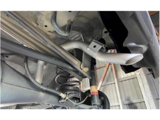 下回り防錆では熱を持つ部分や回転する部分には施工できないので、防錆処理をマフラーに施工しています。