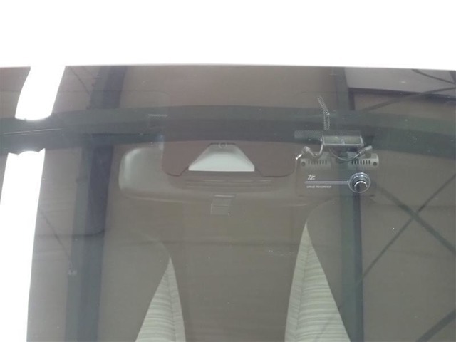 衝突回避/被害軽減　ペダル踏み間違い　車線逸脱警報　先進ライト充実の安全装備搭載
