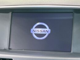 【メーカー純正ナビ】インテリアに溶け込むスタイリッシュな「専用設計」メーカーナビを装備♪視認性や操作性など基本性能にも優れ、より上質なカーライフをお楽しみいただけます。