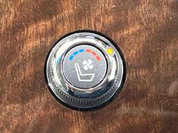 【シートベンチレーション】夏場は涼しい風でお尻や背中の熱やムレを防ぎ、冬はエアコンよりも早く温まってポカポカに！季節を問わず快適に過ごせます。