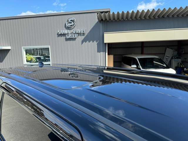 【ガラスルーフ】開放感たっぷりのガラスルーフが装着されています！車内に明かりを取り入れたり景色を楽しむのに、最適です！また、車内には遮光シェードが装備されておりますので、夏の暑い日でも快適に使えます！