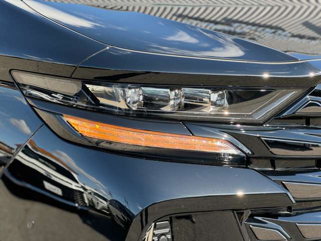 プロジェクター式LEDヘッドライト☆彡装備！デイライト機能付きでカッコよく仕上がっております！！また、オートマチックハイビームも装着されておりますので、効果的にハイビームの使用が可能となっております！