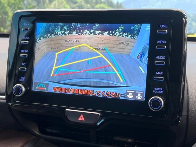 【バックカメラ】駐車時に後方がリアルタイム映像で確認できます。大型商業施設や立体駐車場での駐車時や、夜間のバック時に大活躍！運転スキルに関わらず、今や必須となった装備のひとつです！