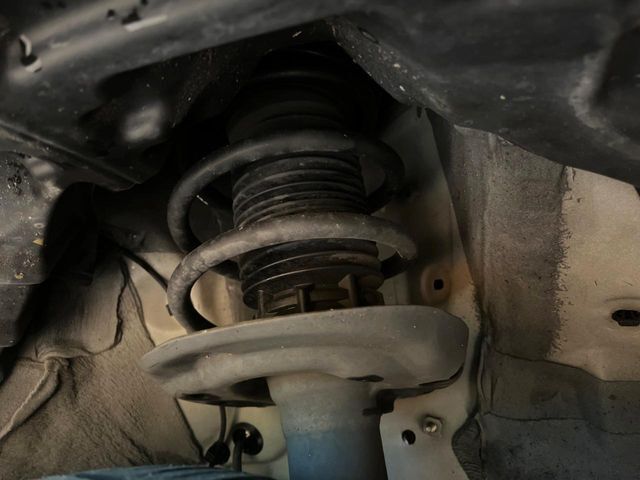 お車を安心してお乗りいただく為には、足回りの定期点検が欠かせません。サービスサポート（有償保証）では無料点検もご提供しており、安心のカーライフをお過ごしいただけるサポート体制が整っています。