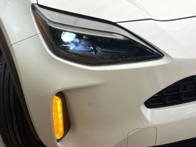 【LEDヘッドライト】悪天候や夜間走行時も良好な視界を確保し安心して運転できる高輝度LEDヘッドライトを装備！点灯速度が早く、消費電力も抑えられています。