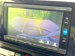 【バックカメラ】駐車時に後方がリアルタイム映像で確認できます。大型商業施設や立体駐車場での駐車時や、夜間のバック時に大活躍！運転スキルに関わらず、今や必須となった装備のひとつです！