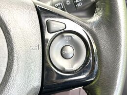 【クルーズコントロール】高速道路もラクラク走行。アクセルを離しても一定速度で走行ができ、長距離運転時の負担を軽減！加速・減速も簡単なスイッチ操作で調整できます。