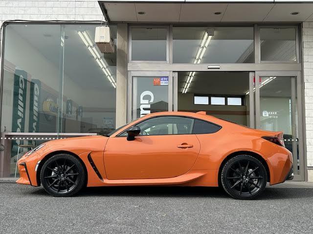 【左】当社基準による調査の結果、修復歴車と判断された車両は一部店舗を除き、販売を行なっておりません。万一、納車時に修復歴があった場合にはご契約の解除等に応じます。