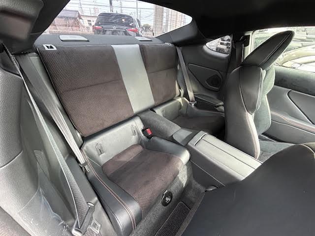 【後部座席】後席もゆったりドライブを楽しめます。内外装はプロこだわりのクリーニングで清潔なおクルマでご納車させていただきます！店舗での現車確認も承っています！
