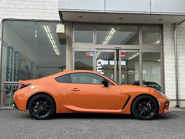 【右】商談ルームには「キッズスペース」を完備しています。DVD、ブロック、絵本、おままごとセット。お子様連れでも、ゆっくりとお車をお選びいただけます！