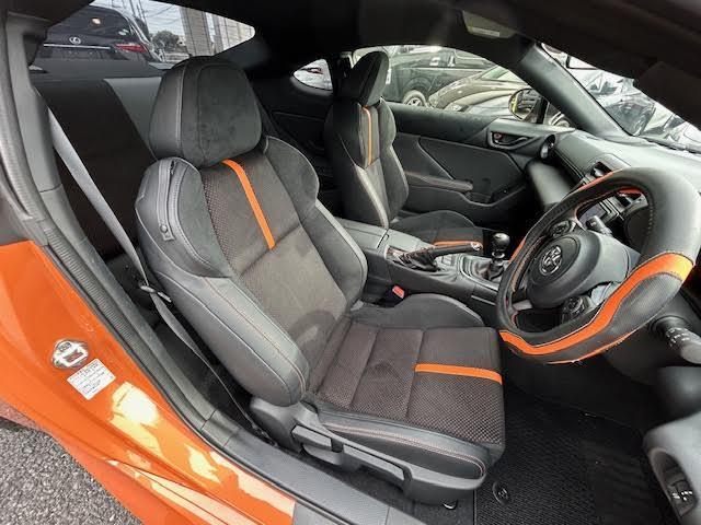 【運転席】座り心地が良いシートなので長時間の運転でも快適にお過ごしいただけます。新品のフロアマットのご注文も可能です。掲載箇所以外にご希望の写真がございましたらお気軽にお問い合わせ下さい。