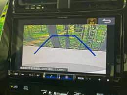 【バックカメラ】駐車時に後方がリアルタイム映像で確認できます。大型商業施設や立体駐車場での駐車時や、夜間のバック時に大活躍！運転スキルに関わらず、今や必須となった装備のひとつです！