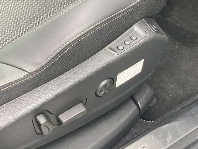 運転席メモリー付電動シート＆マルチポイントランバーサポート（内蔵された8つのマルチポイントが空気圧により膨張収縮し、肩から腰部をサポート。ロングドライブ時のストレスを緩和してくれます。