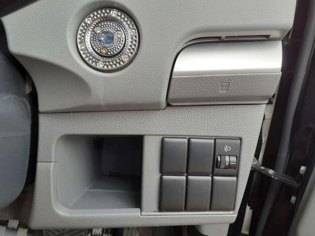 楽々エンジンスタート！ボタンを押すだけでエンジンスタートやストップが可能です。鍵を出す手間が掛かりません。