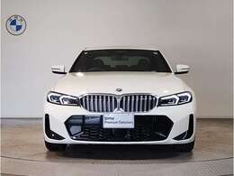 【BMWの伝統】BMWの特徴的な“キドニーグリル”は、80年以上続く伝統の形でございます。変わらないこだわりのデザインが、プレミアムブランド“BMW”を創り出します。