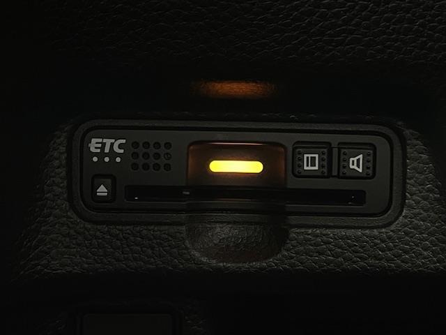 【ETC】有料道路を利用する際に料金所で停止することなく通過できる、ETC車載器（ノンストップ自動料金収受システム機器）が装備されています。セットアップを行うことで利用可能になります。