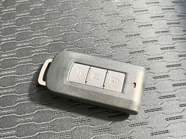 オペレーションキー付きです！鍵を出さず、ポケットやかばんの中に入れたままでも解錠できます！かなり便利な装備です！一度使えばクセになります！