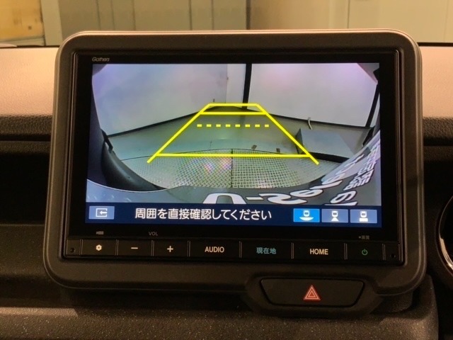 リバースギアに入れるだけで後方の表示へ切り替わります。夜間や雨の日の駐車も楽になりますよ。