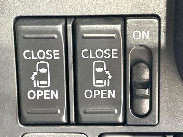 【両側パワースライドドア】スマートキーや運転席のスイッチで後席両側スライドドアの開閉が可能♪電動だから力を入れてドアを開ける必要が無く、小さなお子様でも簡単に開け閉めでき快適です♪