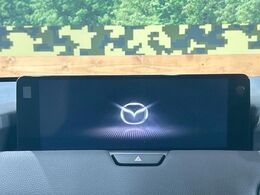 【12.3インチマツダコネクト】車内の雰囲気にマッチした大型ディスプレイ。スマホ接続でのナビ使用やBluetooth再生等、様々な機能が楽しめます。直感的なダイヤル操作が可能で、使い勝手も良好です。