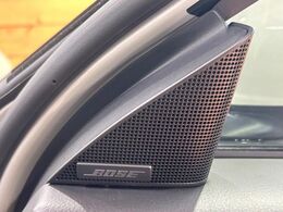 【BOSEサウンドシステム】メーカーオプションの高品位サウンドシステムを搭載。専用のチューニングが施された大小様々なスピーカーから良質なサウンドが奏でられ、臨場感あふれる音響空間を演出します。