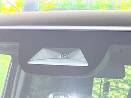 【ホンダセンシング】走行中に前方の車両等を認識し、衝突しそうな時は警報とブレーキで衝突回避と被害軽減をアシスト。より安全にドライブをお楽しみいただけます。