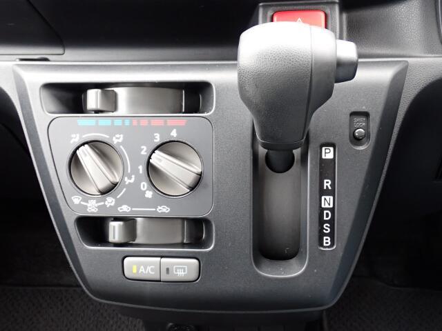 シフトとエアコンです。ダイヤル式のマニュアルエアコンになります。シンプルで使いやすい！