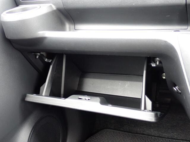 収納たっぷりグローブボックス。
