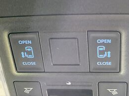 【両側パワースライドドア】スマートキーや運転席のスイッチで後席両側スライドドアの開閉が可能♪電動だから力を入れてドアを開ける必要が無く、小さなお子様でも簡単に開け閉めでき快適です♪