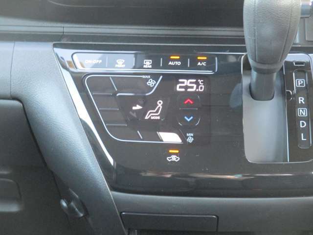 オートエアコン付き♪温度調整、風量調整も自動でしてくれますから、車内はいつも快適空間でございます！想像以上に便利な装備なんですよ☆
