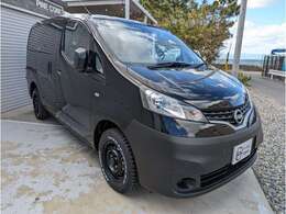 新車オーダーからご希望に応じてカスタム受付可能です。展示車NV200、DX、5人乗り、ブラックです。こちらのお車をご希望であれば即納車可能でカスタムパーツ総額51万円装着済み！
