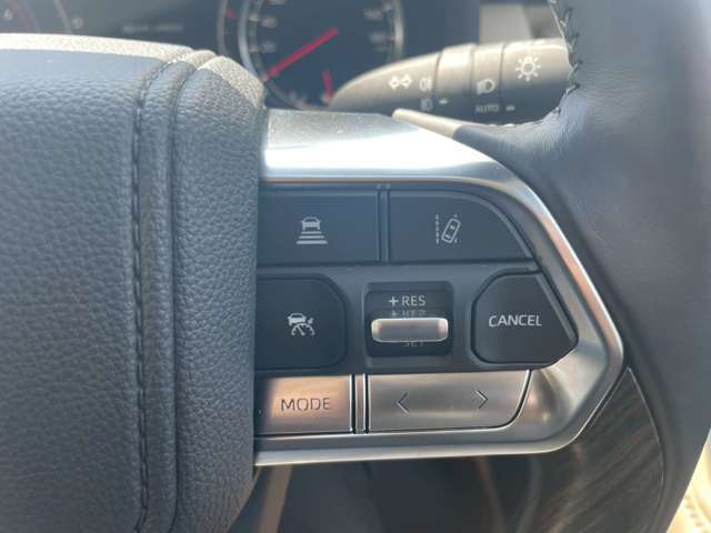 ◆ 高速道路で便利な【レーダークルーズコントロール】も装着済み。アクセルを離しても一定速度で走行ができる装備です。加速減速もスイッチ操作でOK♪