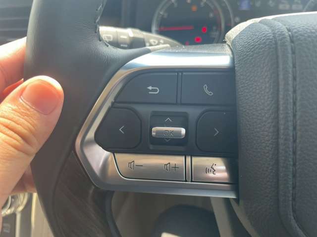 ■【ステアリングスイッチ】運転中も操作しやすいステアリングスイッチ付き！ボリューム調整など、運転中のちょっとした操作はハンドルを放すことなく操作可能です♪