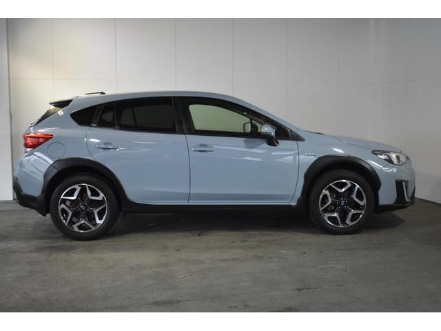 スバルの4WD(AWD)は直進安定性に優れ、日常走行から高速走行まで、さまざまなシーンで安心感に満ちた走りが愉しめます。それは悪路や泥道など左右のタイヤの路面状況が異なるシーンでも変わりません。