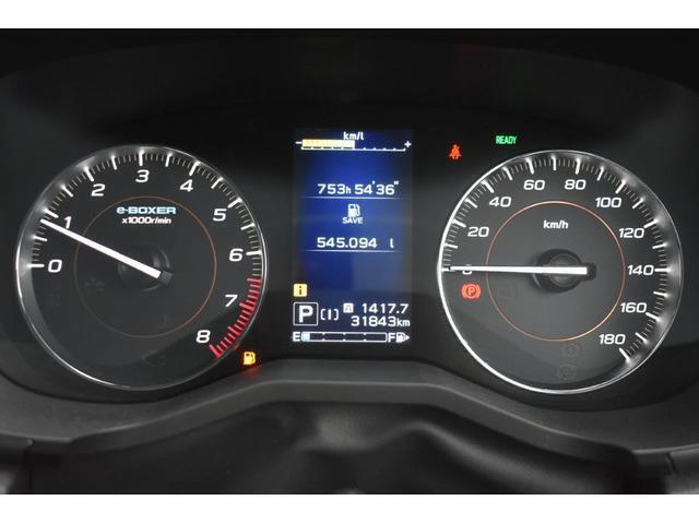 メーター中央にはカラー液晶画面が備えられ、車のインフォメーションを簡単に把握できます。