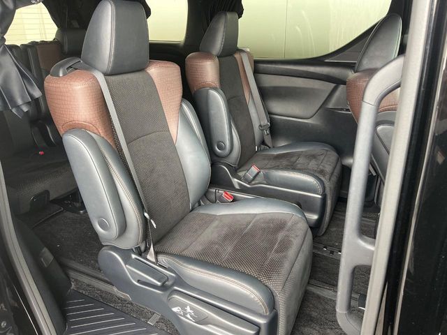 二列目中央はウォークスルーとなっております。二列目と三列目の移動や乗り降りがとっても楽になるので、乗り降りの際もストレスを感じることはありません♪