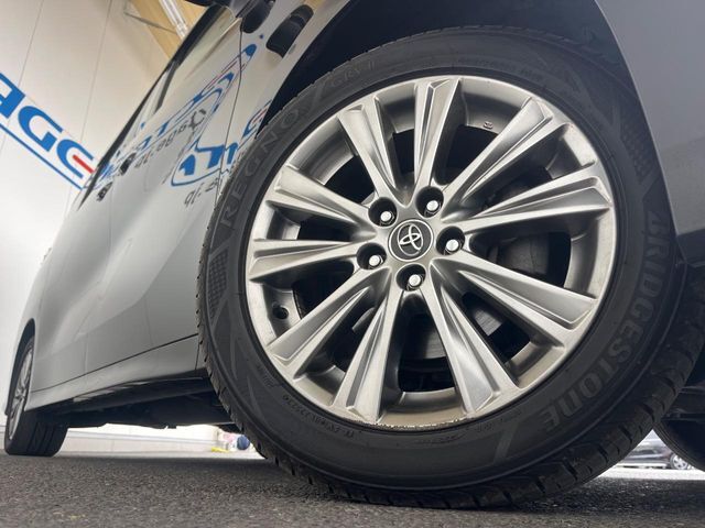 【純正18インチアルミホイール】外観にマッチした純正アルミホイールを装着しております。各種社外アルミホイールや、スタッドレスタイヤも取扱いしております。是非ご相談ください♪