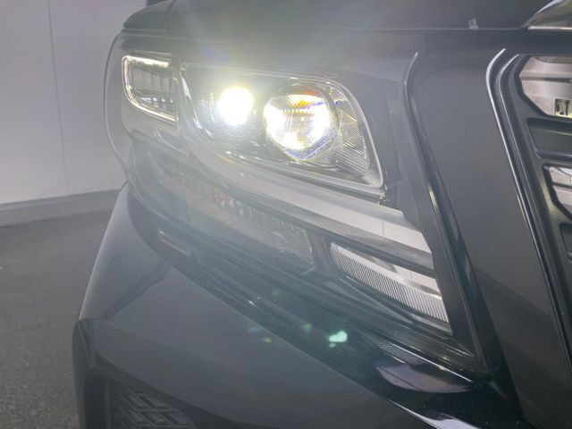 【LEDヘッドライト】悪天候や夜間走行時も良好な視界を確保し安心して運転できる高輝度LEDヘッドライトを装備！点灯速度が早く、消費電力も抑えられています。