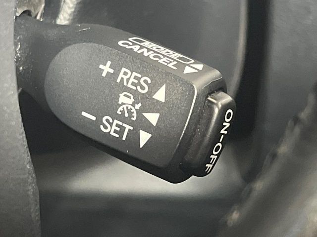 【レーダークルーズコントロール】高速道路での長距離走行が楽に！！自動で速度を保つクルーズコントロールが、衝突軽減システムと連携し、前方の車両を感知して車間を保つように速度調節してくれます！！