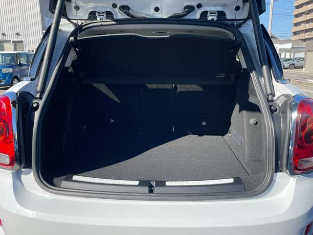 【トランク】大きな荷物もラクラクに載せられる広々なスペースになっております。お買い物や旅行などお客様のニーズに合わせてピッタリなお車探しをお手伝いします。