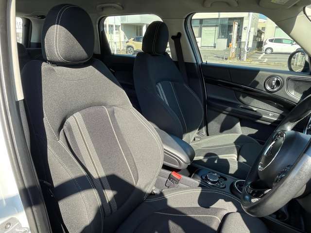 【運転席】運転席シート。大きな汚れやダメージ等なく年式相応よりキレイにお使いです。