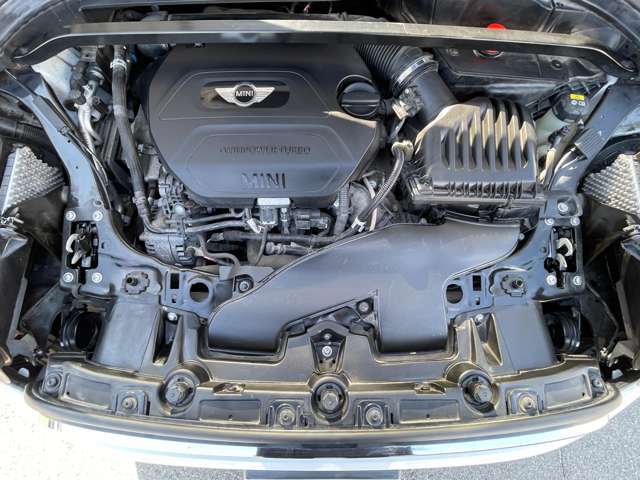 【エンジンルーム】エンジンルームの様子です。大変綺麗な状態です。