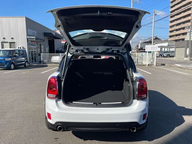 【トランク】大きな荷物もラクラクに載せられる広々なスペースになっております。お買い物や旅行などお客様のニーズに合わせてピッタリなお車探しをお手伝いします。