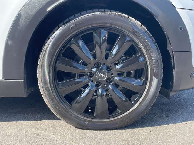 【タイヤ・ホイール】ブラック純正18インチアルミホイールで光沢感がありカッコよく仕上がっています。