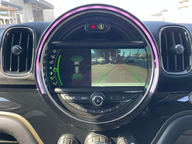 【純正ナビ】バックカメラ機能もあり安心して駐停車できます。