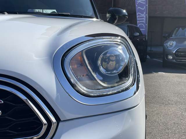 【ヘッドライト】暗い夜道も安心！フォグランプも装備されています！